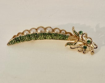 Pea Brooch. Green Brooch. Pearl Brooch. Pea brooch with green rhinestone and pearls in pod. Statement Brooch. Rare Brooch.