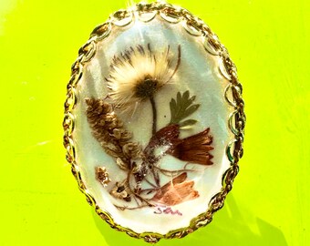 Spilla vintage in resina con veri fiori pressati – Ciondolo botanico ovale dorato