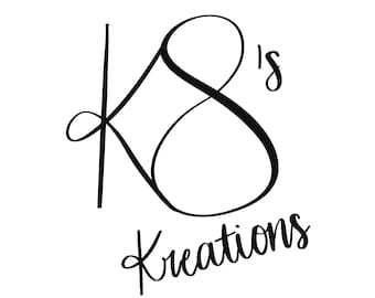 Puede incluir: Diseño de logotipo en blanco y negro con el texto "K8's Kreations".