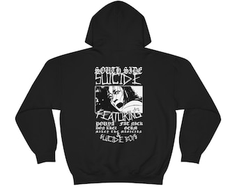 Pode incluir: Camisola de capuz preta com uma estampa gráfica branca de uma banda chamada "South Side Suicide" com os nomes de outras bandas e artistas.