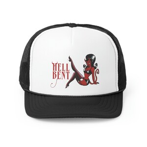 Könnte beinhalten: Eine schwarz-weiße Trucker-Kappe mit einem roten und weißen Grafikdruck einer Teufelsfrau mit dem Text "HELL BENT" auf der Vorderseite.