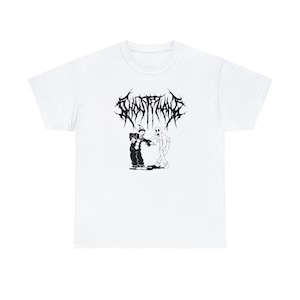 Puede incluir: Camiseta blanca con un gráfico negro de un payaso y un fantasma, con el texto "GHOSTFRIENDS" en una fuente puntiaguda. El payaso es en blanco y negro, y el fantasma es blanco. La camiseta es de cuello redondo.