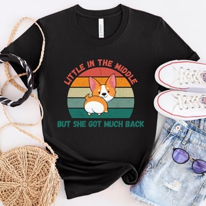 Klein in der Mitte, aber sie hat viel zurück | Corgie TShirt | Lustiges TShirt | Corgie Geschenk | Hundeliebhaber | Vintage Sonnenuntergang | Geschenke für Hundebesitzer