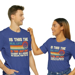 Divertente Dungeons and Dragons RPG T-Shirt, Retro Vibes DnD Tee Shirt, Camicia D20 colorata, Regalo per gli amici di D&D