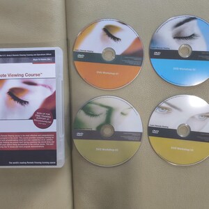 Puede incluir: Un conjunto de cuatro DVD titulado "Learn Remote Viewing Course" con un ojo de mujer en cada portada. Los DVD están etiquetados como "DVD Workshop 01", "DVD Workshop 02", "DVD Workshop 03" y "DVD Workshop 04".