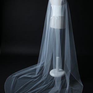 Soft Light Ivory Wedding Veil with Pencil Edge – Single Layer Veil in Knee to Cathedral Lengths