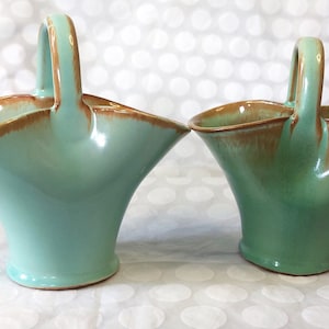 1930 年代、40 年代、ペア グリーン レッド クレイ アート 陶器 バスケット 小物入れ、プランター - ディッカー ウェア イギリスの陶芸家