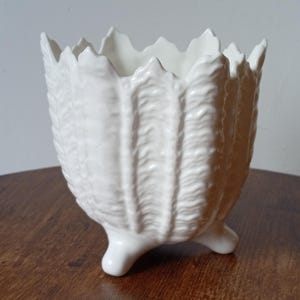 Vit salladsblad i benporslin med fot, vas, Coalport, England