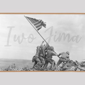 Puede incluir: Una fotografía en blanco y negro de cinco soldados izando la bandera estadounidense en Iwo Jima. La bandera ondea al viento y los soldados están silueteados contra el cielo.