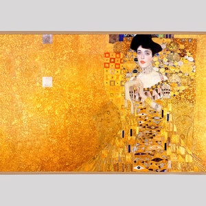 Puede incluir: Una pintura de una mujer con un vestido dorado con un patrón geométrico. El fondo es una superficie de pan de oro.