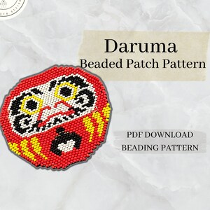 Puede incluir: Un patrón de parche bordado Daruma en rojo, negro, blanco y amarillo. El diseño presenta una muñeca Daruma japonesa tradicional con el texto "Daruma Beaded Patch Pattern" y "PDF Download Beading Pattern."