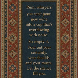 Puede incluir: Una alfombra decorativa con un centro azul marino con una cita de Rumi en letras doradas. La alfombra tiene un borde rojo con patrones florales en azul, dorado y crema.
