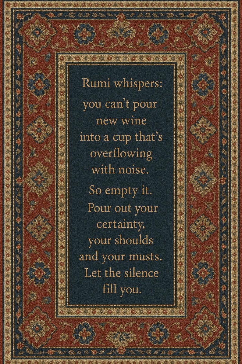 Puede incluir: Una alfombra decorativa con un centro azul marino con una cita de Rumi en letras doradas. La alfombra tiene un borde rojo con patrones florales en azul, dorado y crema.