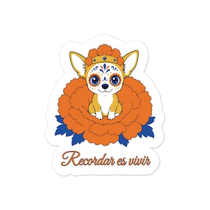 Peut inclure: Un autocollant représentant un chihuahua beige avec un maquillage de tête de mort en bleu et blanc, portant une couronne de souci orange, assis dans une grande fleur de souci orange avec des feuilles bleues. Le texte Recordar es vivir est en dessous.