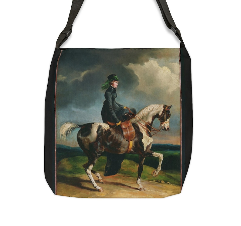 Puede incluir: Una mujer con un vestido negro y un sombrero verde monta un caballo blanco y negro. El caballo camina por un camino de tierra con hierba verde y &aacute;rboles en el fondo. El cielo est&aacute; nublado y gris.