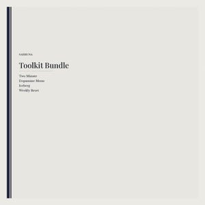 Op de afbeelding: Een lichtgrijze digitale documentomslag met de tekst SABBIOSA, Toolkit Bundle, Two Minute, Dopamine Menu, Iceberg en Weekly Reset in een zwart schreeflettertype, met twee verticale donkerblauwe lijnen langs de linkerrand van het vierkante ontwerp.