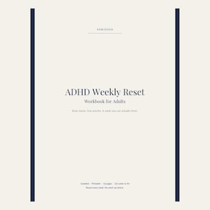 Op de afbeelding: Een crèmekleurige werkboekomslag met de titel ADHD Weekly Reset Workbook for Adults van SABIOSSA. Het bevat donkerblauwe verticale lijnen aan de linker- en rechterkant, met de tekst Brain dump. One priority. A week you can actually finish. en Undated, Printable, 16 pages, US Letter & A4, Reuse every week. No catch-up shame.