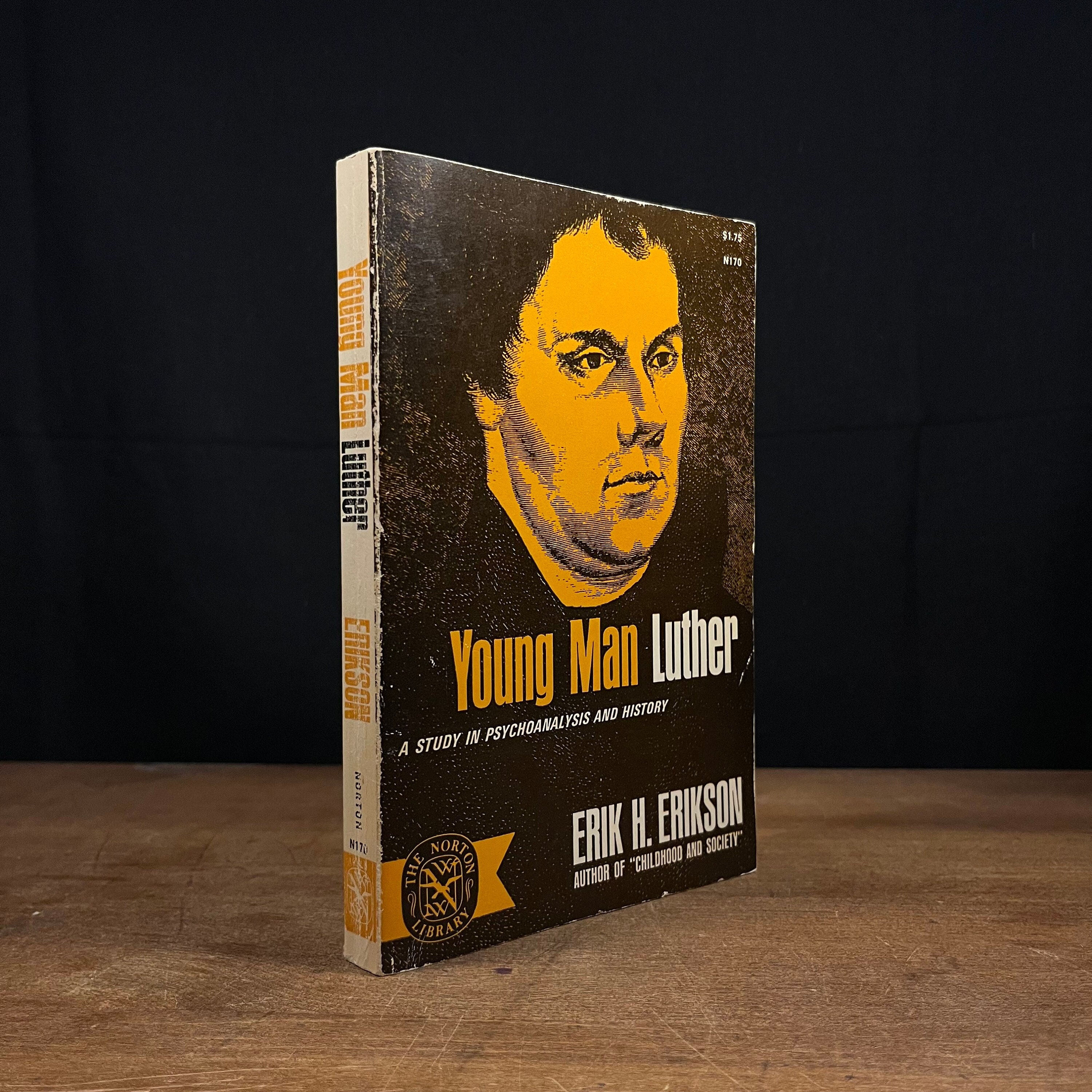 Young Man Luther Erikson ペーパーバック Young Man Luther: A Study in Psychoanalysis and History by Erik H
