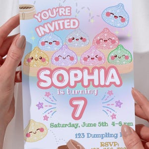 Invitación de cumpleaños editable con temática de dumplings, plantilla de dim sum con purpurina para fiestas infantiles.