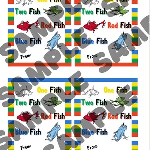 Puede incluir: Cuatro etiquetas de regalo rectangulares con un borde de rayas coloridas en azul, amarillo, verde y rojo. Cada etiqueta muestra ilustraciones de peces y el texto One Fish, Two Fish, Red Fish, Blue Fish y From: en fuentes negras y de colores.