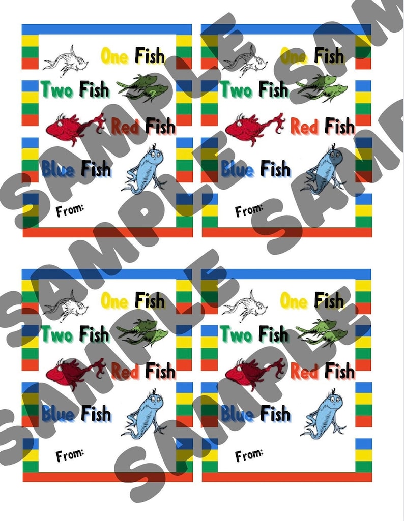 Puede incluir: Cuatro etiquetas de regalo rectangulares con un borde de rayas coloridas en azul, amarillo, verde y rojo. Cada etiqueta muestra ilustraciones de peces y el texto One Fish, Two Fish, Red Fish, Blue Fish y From: en fuentes negras y de colores.