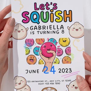 Puede incluir: Una tarjeta de invitación blanca con el texto "Let's SQUISH" en letras coloridas. La tarjeta presenta ilustraciones de empanadillas y una mano sosteniendo una empanadilla rosa. El texto dice "GABRIELLA IS TURNING 8" y "JUNE 24 2023".