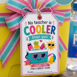 Può includere: Un cesto regalo giallo con un fiocco a righe rosa e blu. Un'etichetta recita "Nessun insegnante è più COOL di te" con una grafica di un frigorifero, un pallone da spiaggia e un sole sorridente. L'etichetta dice "Grazie per un ottimo anno!"