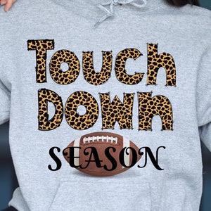 Temporada de Touchdown PNG, Fútbol PNG, Mamá Futbolista, Sublimación, Fuente Doodle con Estampado de Leopardo, Mamá Futbolista Png, Deportes Png, Temporada de Fútbol