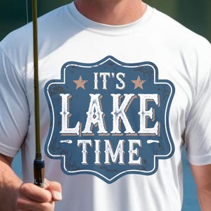 PNG "Es hora del lago", diseño de camiseta "Vida en el lago", sublimación de Sawgrass, png de camping, regalo de la casa del lago, letrero vintage de lago de moda, logotipo de Blue Lake