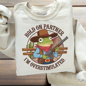 Espera, estoy sobreestimulado png, camiseta con meme de descarga digital de rana occidental, camiseta genial, camiseta de animal lindo, camiseta de moda, rana divertida png