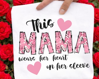 Deze mama draagt haar hart op haar mouw SVG PNG Pink Leopard Print, doodle lettertypeletters, cameo 4, Moederdag png, zaaggrassublimatie, DTF