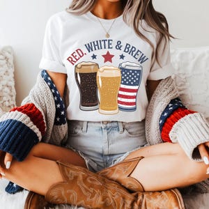 Cerveza roja, blanca y negra (Png), Cerveza del 4 de julio (Png), Gráfico del 4 de julio para amantes de la cerveza, Camiseta del Día de la Independencia (Png), Diseño patriótico de cerveza por sublimación