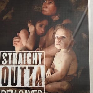 Op de afbeelding: Een vintage poster met een foto van drie personen, twee kinderen en een volwassen vrouw, met de tekst "STRAIGHT OUTTA DEM CAVES" in witte letters op een zwarte achtergrond.