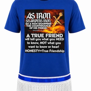 Puede incluir: Una camiseta azul real de manga corta con un estampado gráfico que muestra una espada y el texto: As iron sharpens iron, so a man sharpens the countenance of his friend. Proverbs 27:17. A true friend will tell you what you need to know. Ribete de flecos blancos.