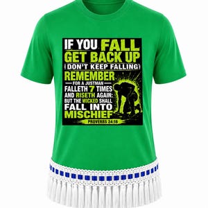 以下が含まれることがあります： 鮮やかなグリーンの半袖Tシャツ。中央には黒い正方形のグラフィックがあり、IF YOU FALL GET BACK UP DON'T KEEP FALLING REMEMBER FOR A JUSTMAN FALLETH 7 TIMES AND RISETH AGAIN: BUT THE WICKED SHALL FALL INTO MISCHIEF PROVERBS 24:16というテキストが記されています。