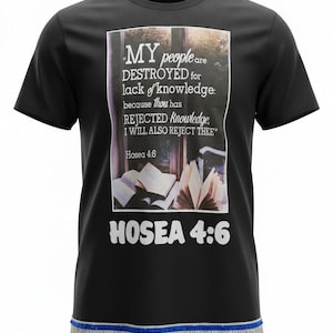 Könnte beinhalten: Schwarzes T-Shirt mit einem grafischen Aufdruck. Die Grafik enthält den Text "MY people are DESTROYED for lack of knowledge: because thou has REJECTED Knowledge, I WILL ALSO REJECT THEE" und "Hosea 4:6". Der Saum des T-Shirts hat eine silberne und blaue Fransen.
