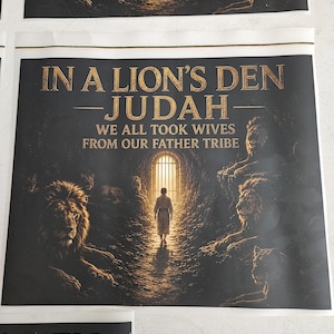 Könnte beinhalten: Ein rechteckiges Poster mit einer dunklen, atmosphärischen Szene, in der mehrere Löwen eine zentrale Figur umgeben, die auf eine leuchtende, vergitterte Tür zugeht. Der Text lautet: IN A LION'S DEN JUDAH WE ALL TOOK WIVES FROM OUR FATHER TRIBE.