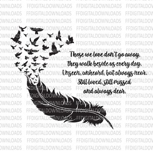 Puede incluir: Diseño de descarga digital en blanco y negro con una pluma de la que sale una bandada de pájaros. El texto dice: "Los que amamos no se van, caminan a nuestro lado todos los días. Invisibles, inaudibles, pero siempre cerca. Siempre amados, siempre extrañados y siempre queridos."