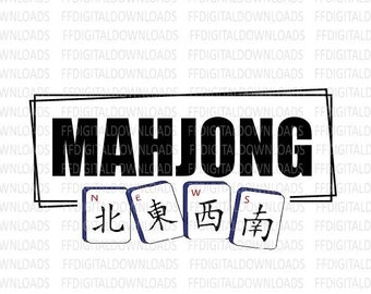 Puede incluir: Un diseño gráfico en blanco y negro con la palabra "MAHJONG" en letras negras en negrita. Debajo de la palabra hay cuatro fichas azules y blancas con caracteres chinos y las letras "N", "E", "W" y "S" en ellas.