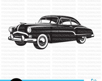 Puede incluir: Silueta en blanco y negro de un coche antiguo. El coche tiene una carrocería redondeada con una gran parrilla delantera y un solo faro a cada lado. El coche está ligeramente girado hacia la derecha.