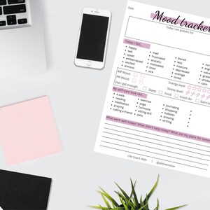 K&ouml;nnte beinhalten: Ein druckbares Mood-Tracker-Arbeitsblatt mit einem rosa-wei&szlig;en Farbschema. Das Arbeitsblatt enth&auml;lt Abschnitte zur Verfolgung von Stimmung, Energieniveaus, Stresslevel, Selbstpflege-Aktivit&auml;ten und Dankbarkeit. Der Text "Mood tracker" befindet sich oben auf der Seite.