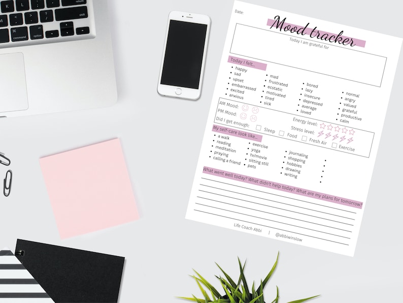 K&ouml;nnte beinhalten: Ein druckbares Mood-Tracker-Arbeitsblatt mit einem rosa-wei&szlig;en Farbschema. Das Arbeitsblatt enth&auml;lt Abschnitte zur Verfolgung von Stimmung, Energieniveaus, Stresslevel, Selbstpflege-Aktivit&auml;ten und Dankbarkeit. Der Text "Mood tracker" befindet sich oben auf der Seite.