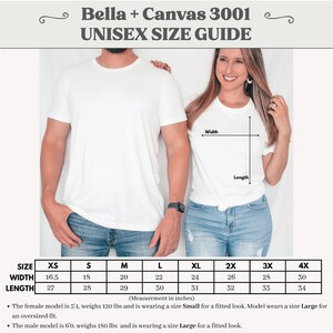 以下が含まれることがあります： 白のユニセックスTシャツとサイズガイド。サイズガイドは、XSから4Xまでのサイズのインチ単位の測定値を表示します。「Bella + Canvas 3001 UNISEX SIZE GUIDE」の文字が上部にあります。女性モデルは身長163cmで、フィット感のあるSmallサイズを着用しています。