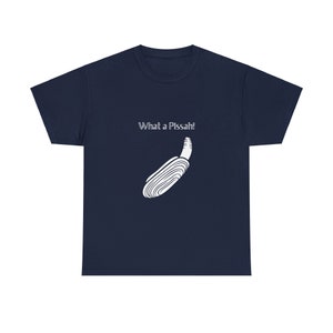 Puede incluir: Una camiseta azul marino con un gráfico blanco de una almeja y el texto "What a Pissah!"