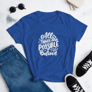 Todas as coisas são possíveis se você acreditar Camiseta feminina de manga curta