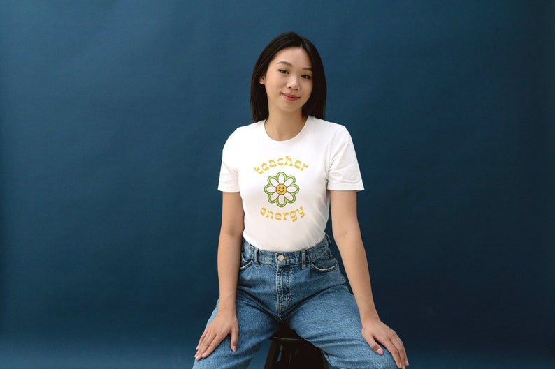 Teacher Energy T-shirt, retro blommig t-shirt med grafisk design bild 1