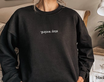 Sudadera Stay Weird, camiseta sarcástica incómoda, introvertida socialmente incómoda, sudadera Stay Weird Crew al revés, suéter gráfico con palabras raras