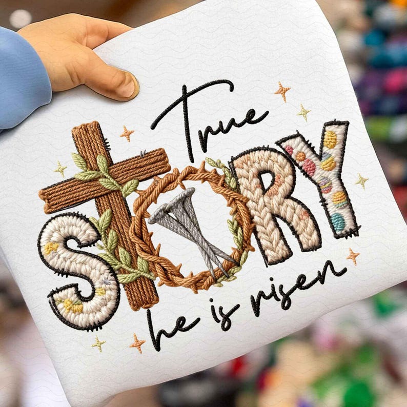 Puede incluir: Tela cuadrada blanca con texto e im&aacute;genes bordadas. El texto dice "True Story, he is risen". El dise&ntilde;o incluye una cruz marr&oacute;n, una corona de espinas y la palabra "STORY" en una fuente texturizada. La letra "Y" est&aacute; decorada con patrones coloridos.