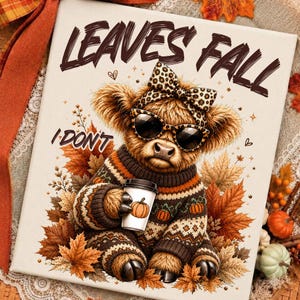 Può includere: Una stampa su tela raffigurante una soffice mucca highland con un fiocco leopardato e occhiali da sole neri. La mucca indossa un maglione marrone a motivi e tiene in mano una tazza di caffè con un disegno di zucca. Testo: LEAVES FALL I DON'T.