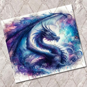 Op de afbeelding: Een aquarel schilderij van een blauwe en paarse draak met ingewikkelde details. De draak is geplaatst tegen een achtergrond van draaiende kleuren die lijken op een sterrenstelsel.